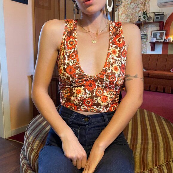 Plunge 70s style orange floral print MOD style sleeveless crop top! - Picture 2 of 13